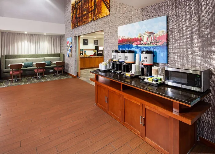 Hampton Inn & Suites St. Louis At Forest Park